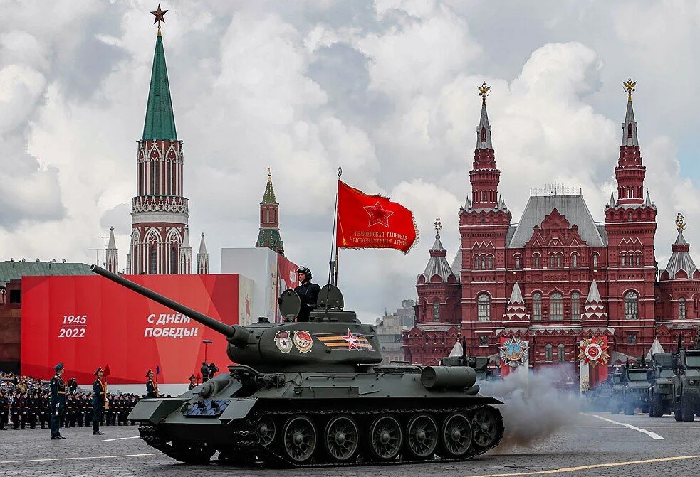 Мавзолей драпируют, но он пока что остается на Красной площади.