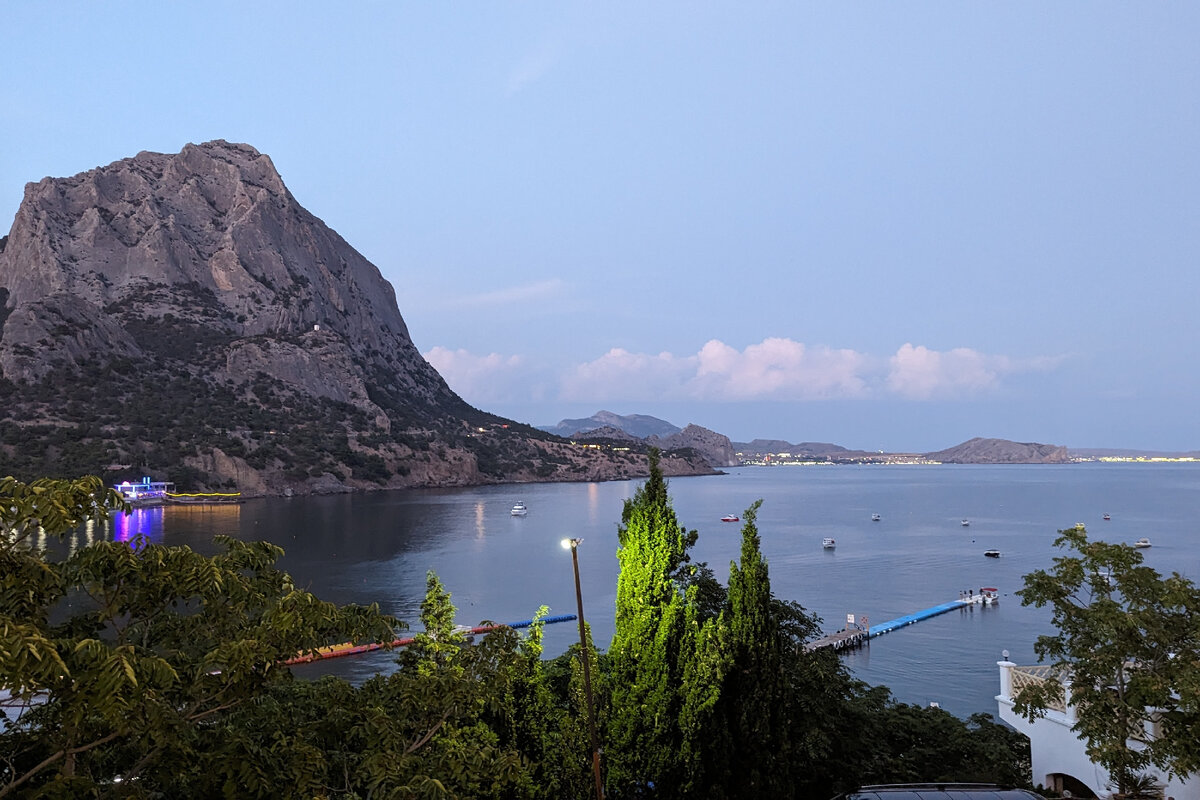 вид на гору Сокол вечером