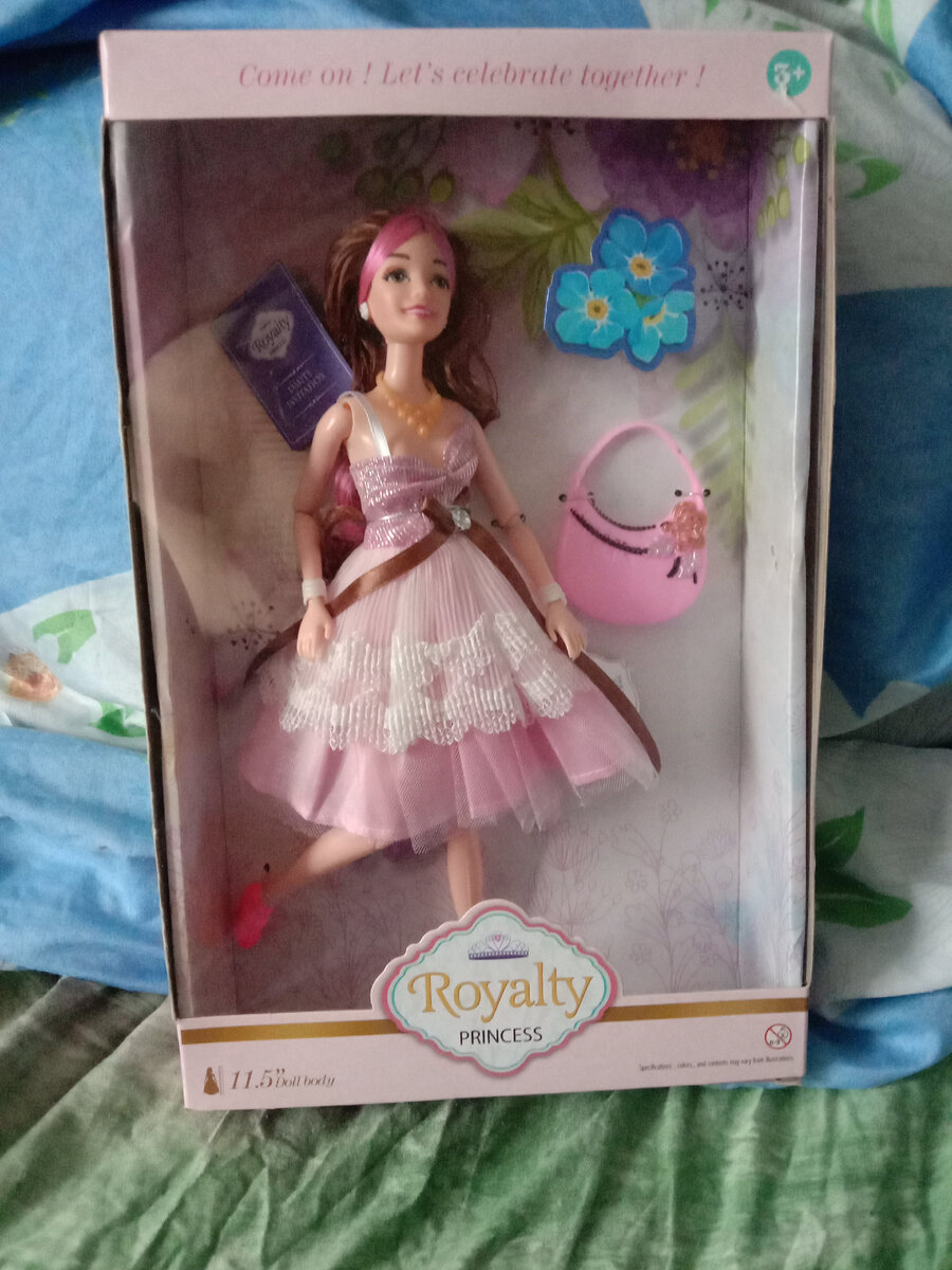 Сказал что она красивая. А мне кажется выбрал он её потому что она грудь показывает)) 