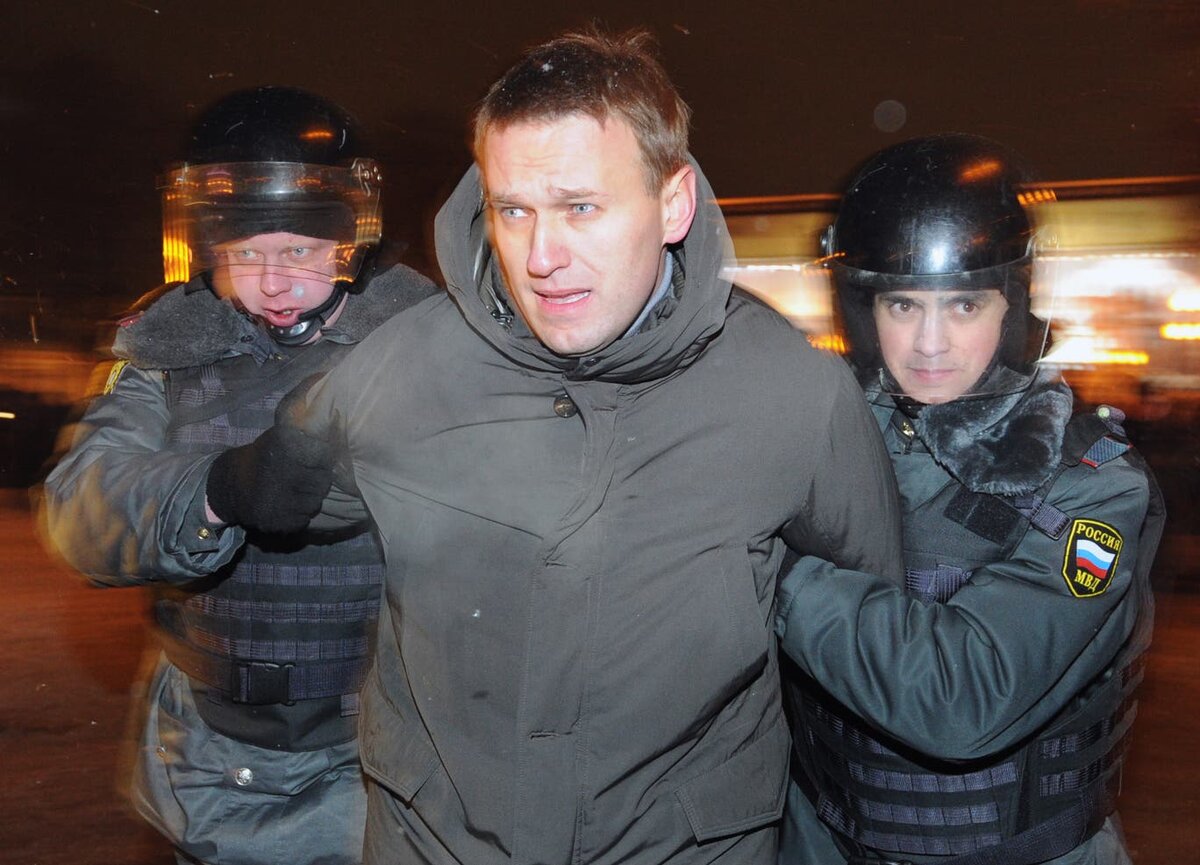 Полиция арестовывает Алексея Навального на Пушкинской площади в 2012 году. Источник фото: Getty Images