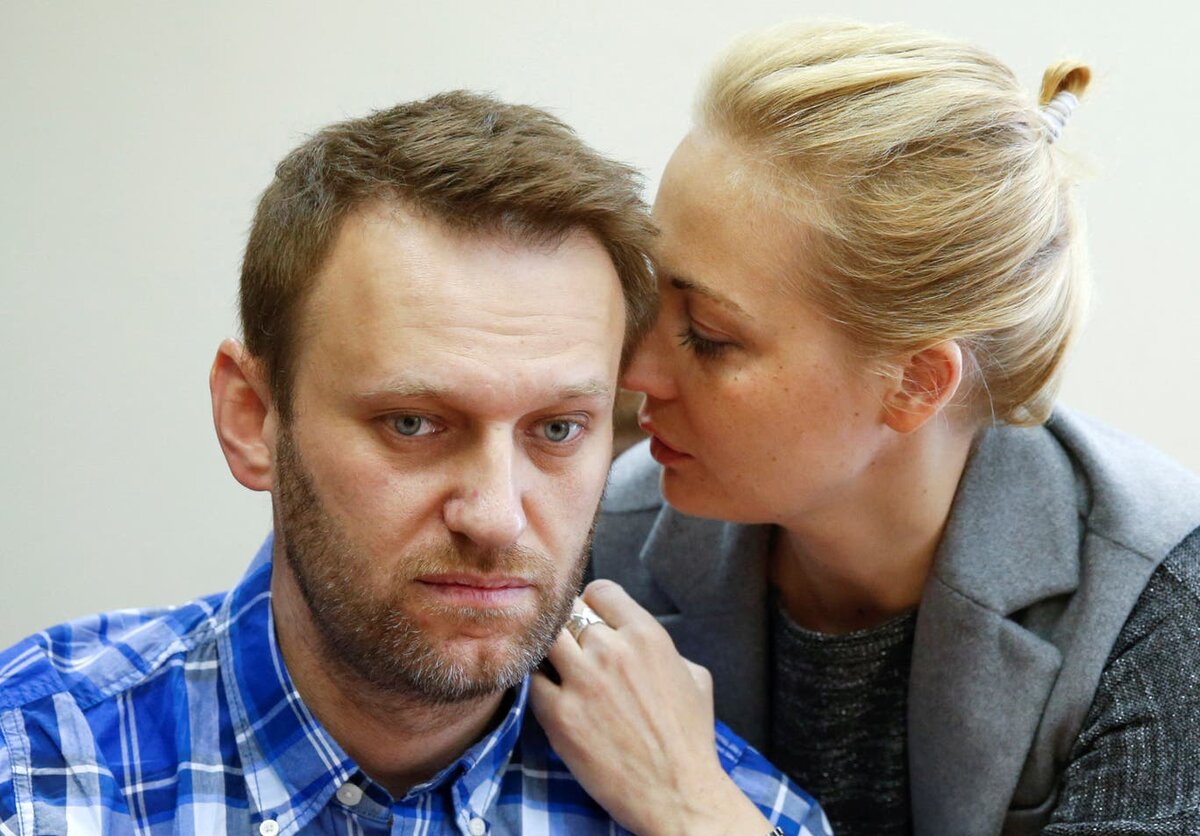 Навальный и его жена Юлия присутствуют на слушании в Люблинском районном суде Москвы/ 23 апреля 2015 г. Источник фото: Getty Images