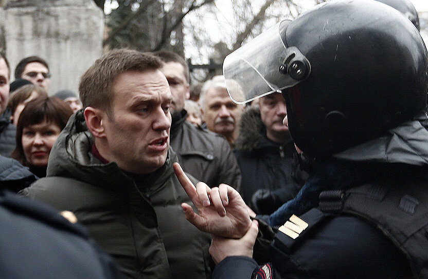 А вообще ему достаточно долго давали возможность буянить. Но, видимо, он перешагнул красную черту...