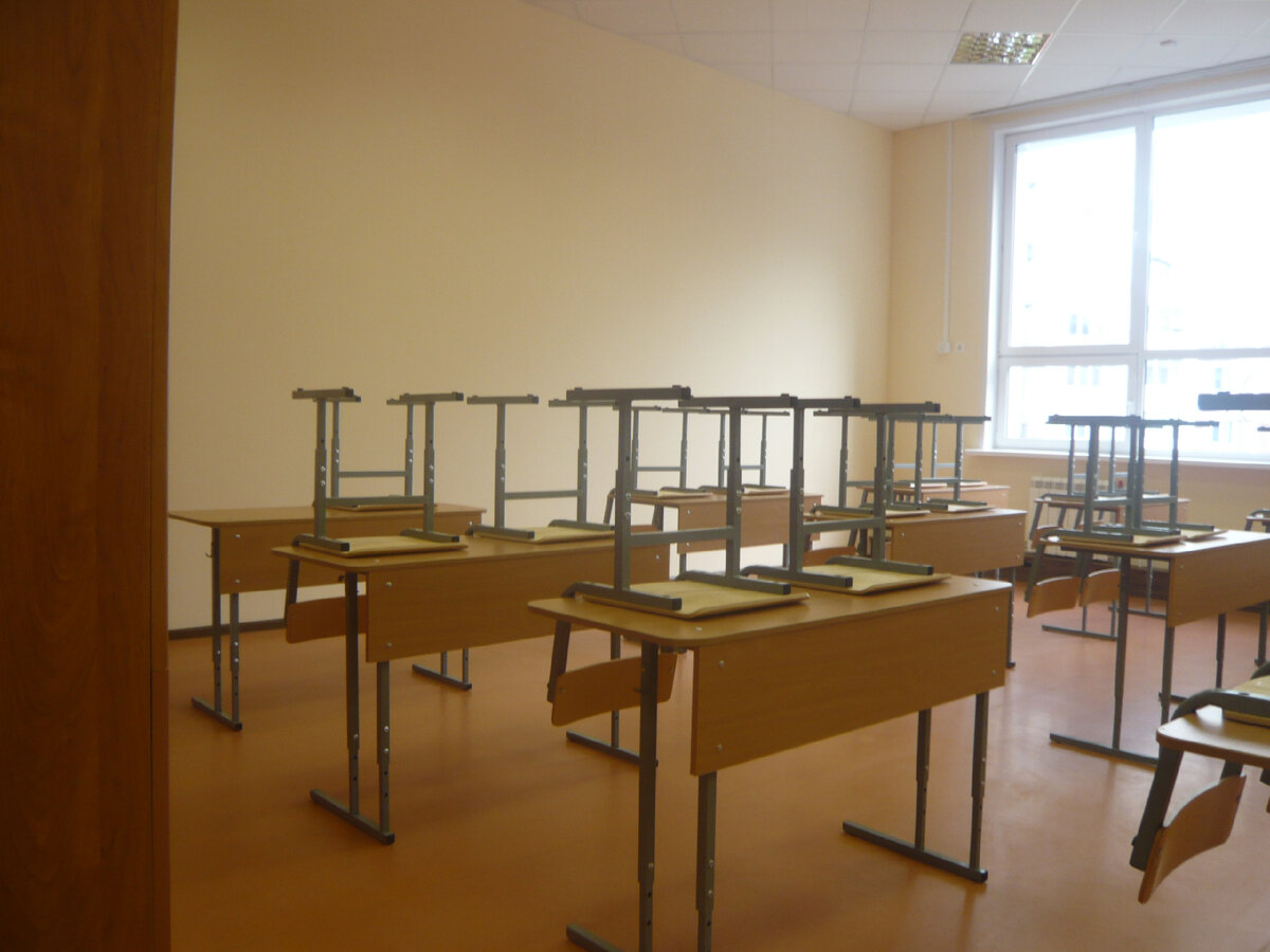 Новые парты в новом кабинете. Фото автора.