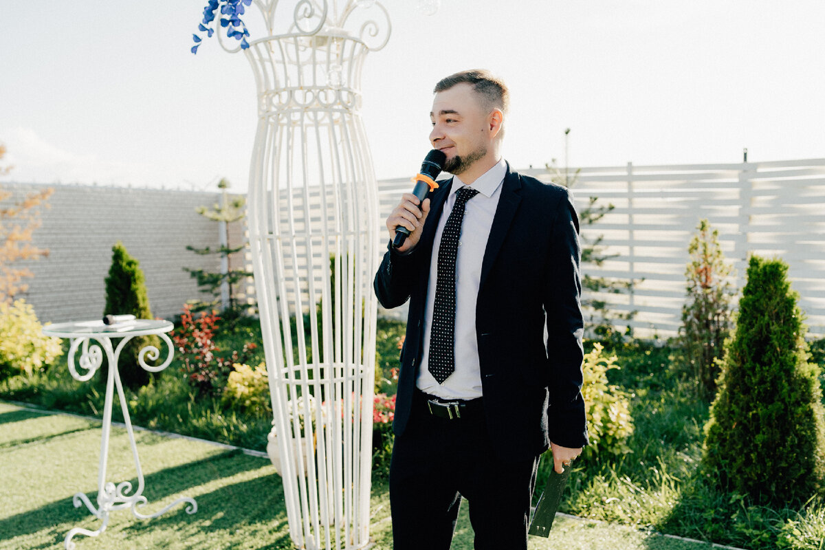 Серьезный ведущий Дмитрий Смирнов