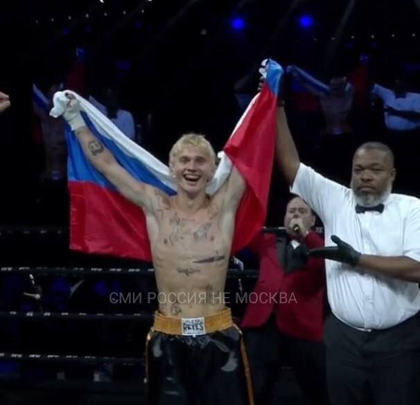 😳 Даня Милохин под флагом России вышел на ринг и выиграл свой первый боксерский поединок. Он в первом же раунде нокаутировал 31-летнего блогера Амджал Хана из Индии. Турнир от промоушена Alpha Fight Series проходит в Дубае, где сейчас живёт Милохин, уехавший из России после доносов Мизулиной. 

Подписаться 
