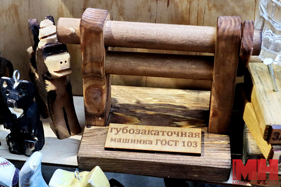 На ярмарке в Минске на продажу выставили губозакаточную машинку. Почем? — Фото