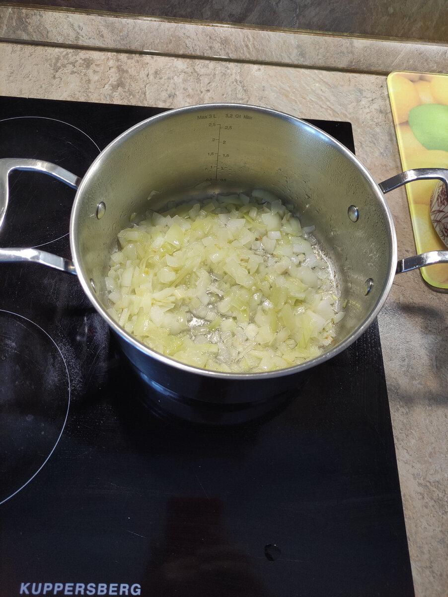 Обжариваем лук до прозрачности.