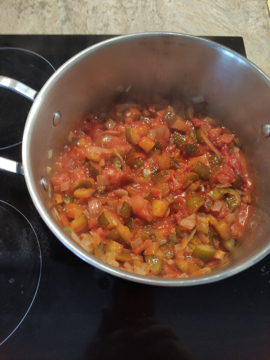 Перемешиваем. Тушим митут 30, до нужной готовности огурцов.