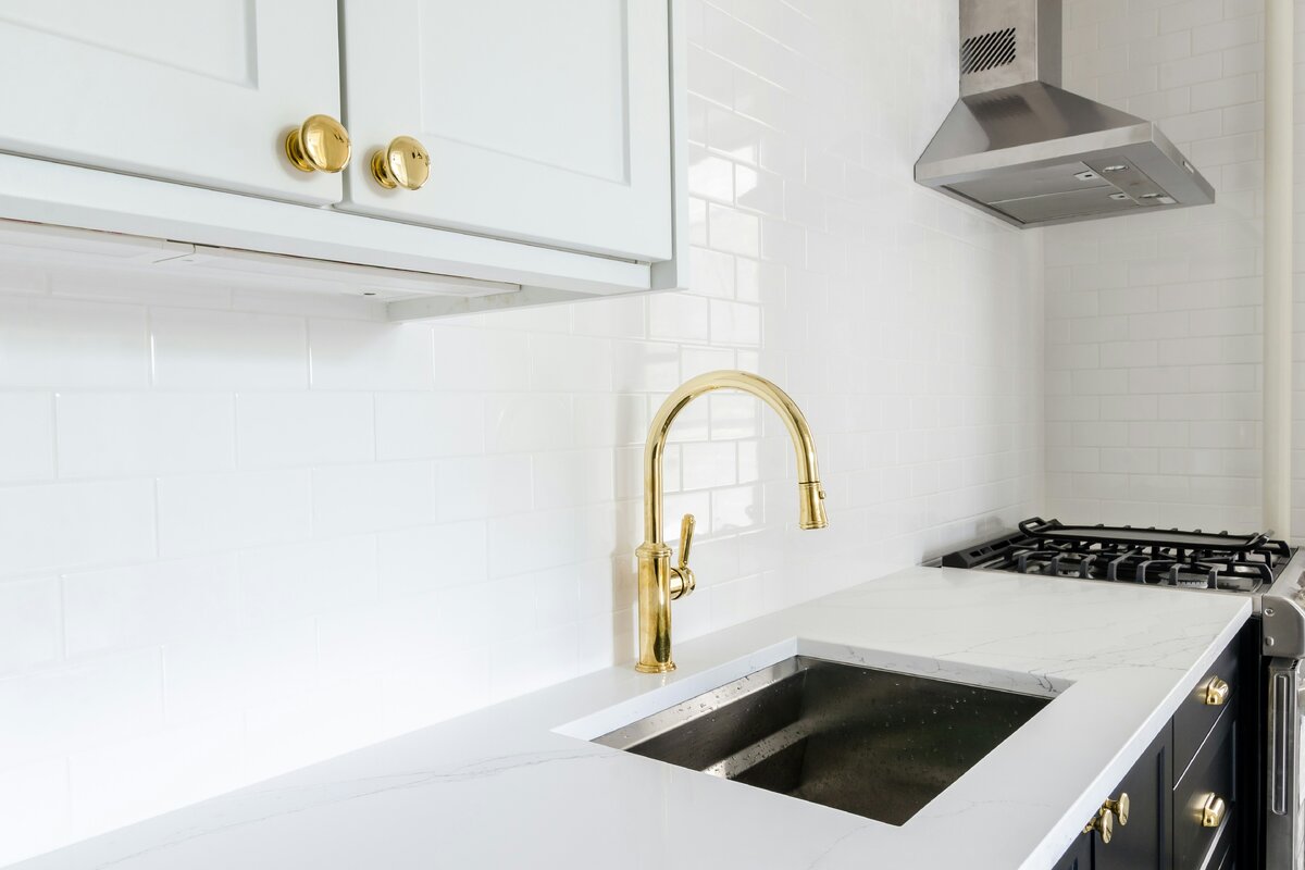     Как убрать налёт на кране с помощью воздушного шарика