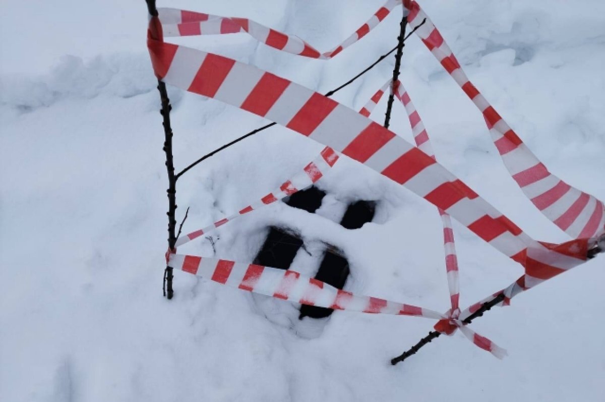    В Торжке мужчина провалился одной ногой в канализационный колодец