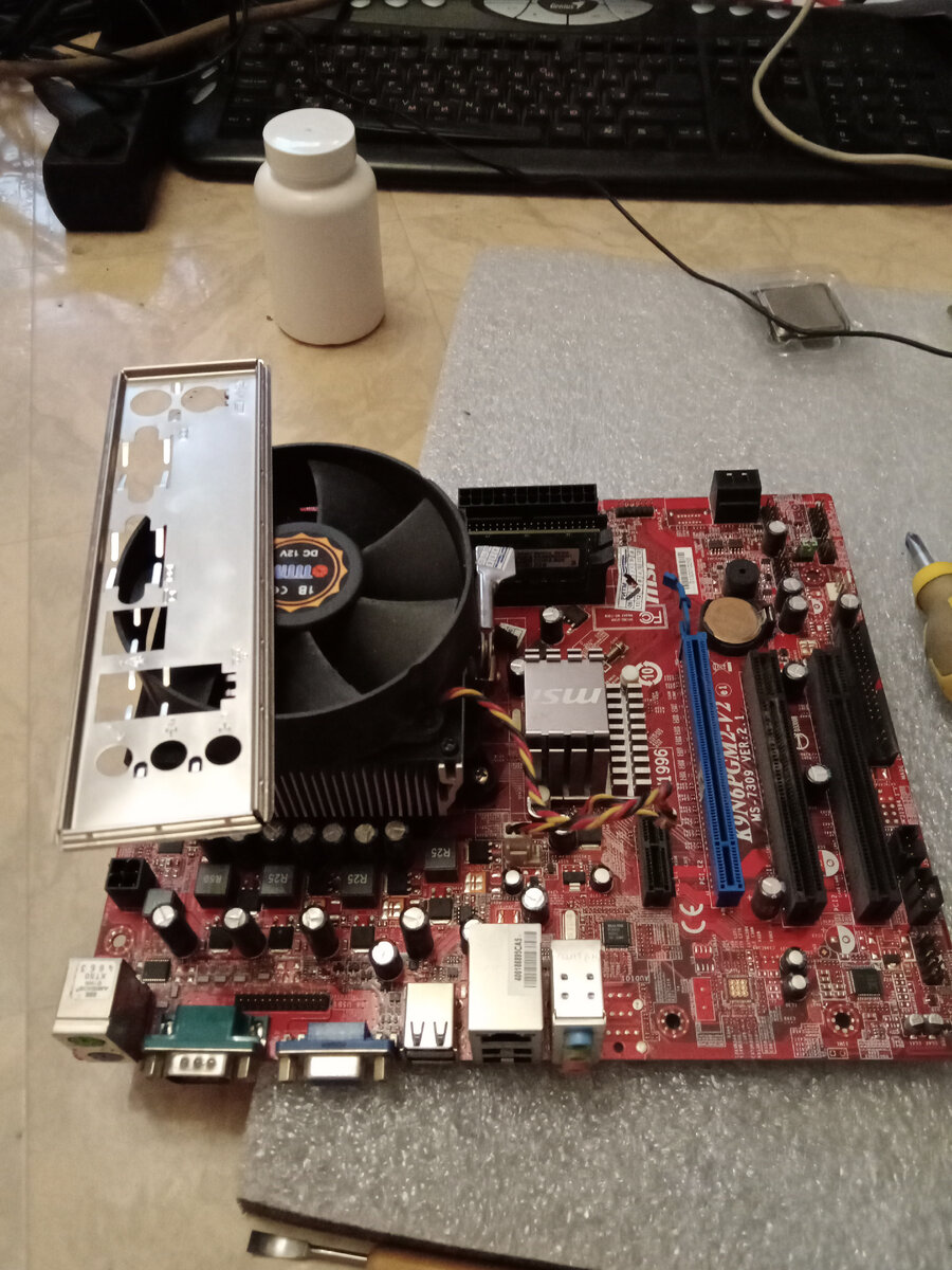 Комплект материнская плата MSI K9N6PGM2-V2 c процессором AMD Athlon II X2 215, 4 Гб оперативной памяти