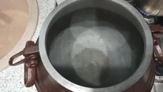 Разогреваем наш чудо-казан и наливаем туда немного подсолнечного масла.
Начинаем приготовление с мяса. Сегодня я выбрала свинину. Её нужно отчистить от лишних плёнок и нарезать на среднего размера куски.