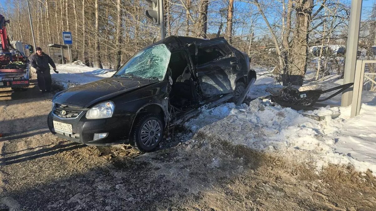     Жесткая авария произошла в воскресенье, 18 февраля, в Тюмени. На улице Республики, 291, водитель Lada Priora выехал на перекресток на запрещающий сигнал светофора. В результате чего столкнулся с Hyundai Porter.