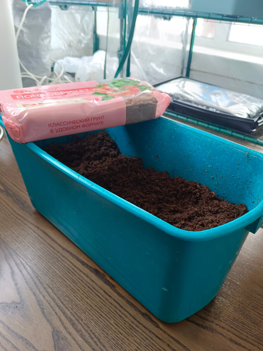 Из небольшой упаковки получается большой объем грунта. в ведре замоченный 1 почвобрикет