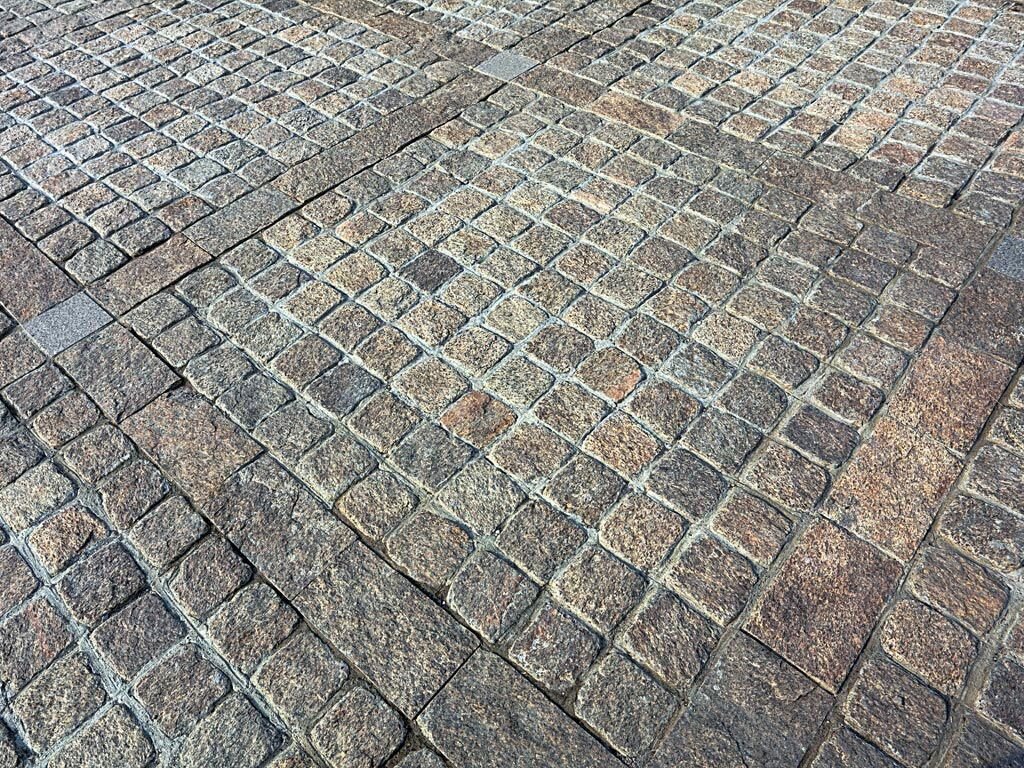 Тротуарная плитка для дорожек 100. Мощеный двор тротуарная плитка. Брусчатка м2. Брусчатка м2. Плитка тротуарная "брусчатка  2-х слойн(200х100х60) "браун".
