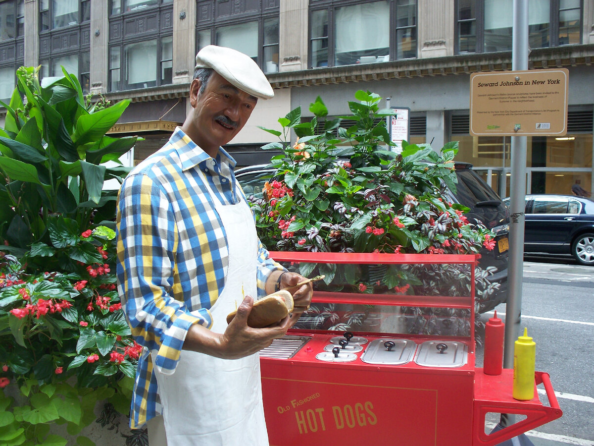 Скульптура продавца хот-догов на Бродвее