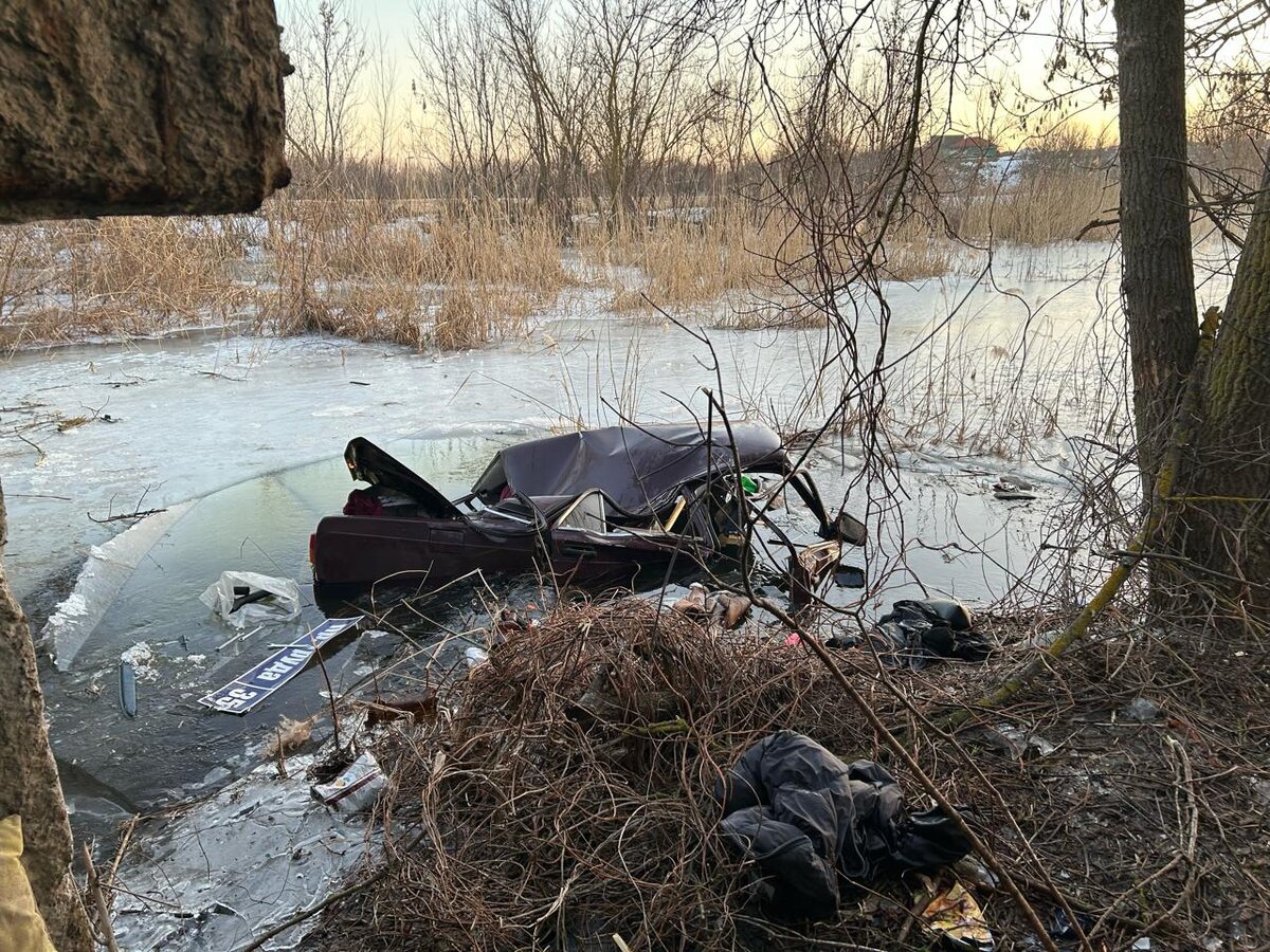 Под Воронежем «Жигули» рухнули с моста в реку. Полиция опубликовала фото |  110KM.RU | Дзен