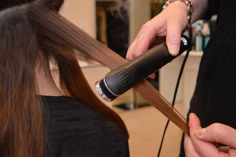 Вытягивание волос утюжком