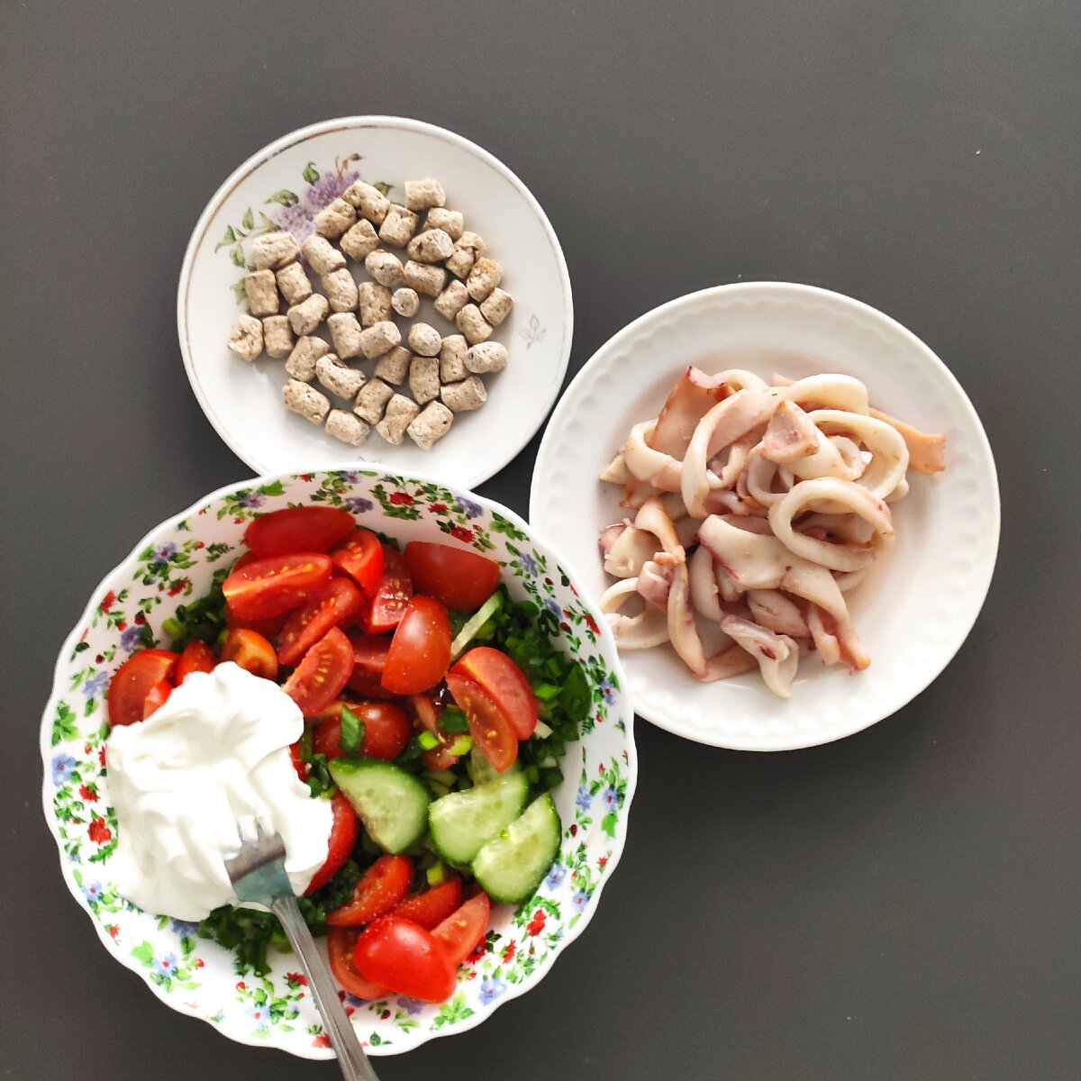 Здесь кальмарчики мои любимые пошли. Салат из огурцов с помидорами хоть и 200 грамм, но считается неполноценной клетчаткой. Но очень хотелось и я налопалась. Отруби в качестве углеводов были включены. Без них никак.