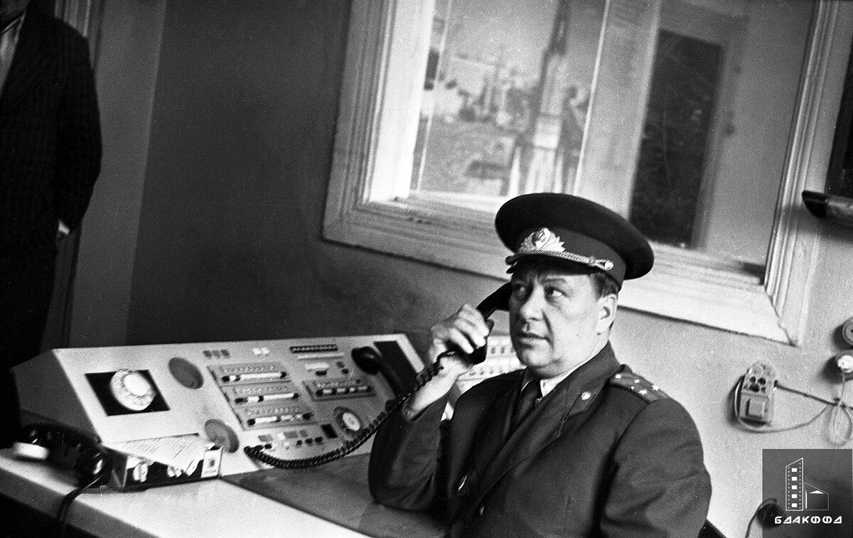 Фото: из фонда БГАКФФД. Сотрудник милиции майор И.А. Хвалей в дежурном отделении милиции Дзержинского ГРОВД несет службу, И.И. Шабалинский, Минская область, весна 1977 г.