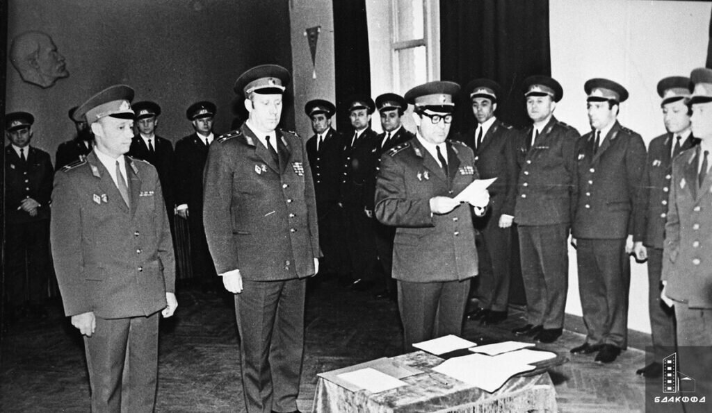 Принятие присяги сотрудниками Белорусской транспортной милиции станции «Минск»: заместителем начальника Белорусского отела транспортной милиции (БОТМ) подполковником милиции А.Г. Елисеевым, начальником БОТМ полковником Н.Р. Быковым в ленинской комнате линейного отделения милиции станции «Минск», Музей МВД БССР, Минск, весна 1974 г.