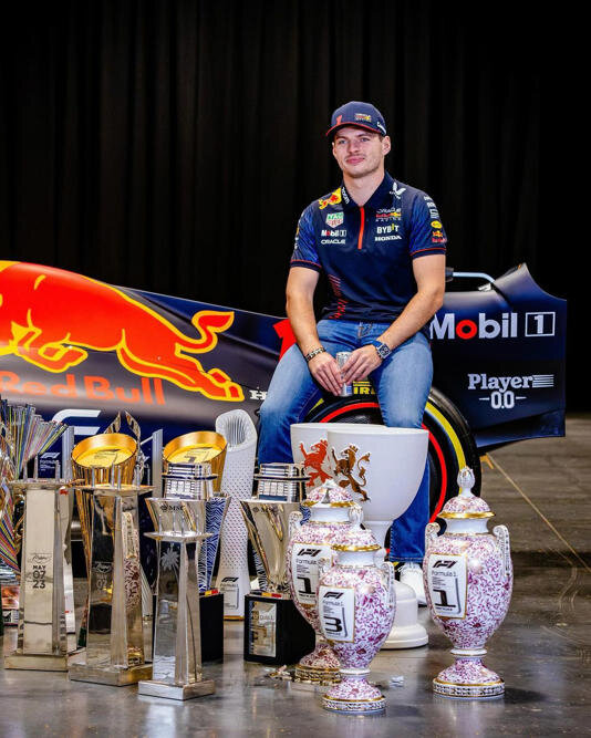 Шумахер чемпион. Самый известный гонщик в мире. Самый известный гонщик в мире. Михаэль шумахер фото. Михаэль шумахер.