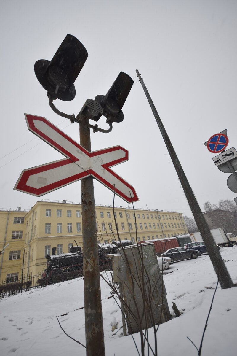 Переезд через улицу Седова и железнодорожный колледж.