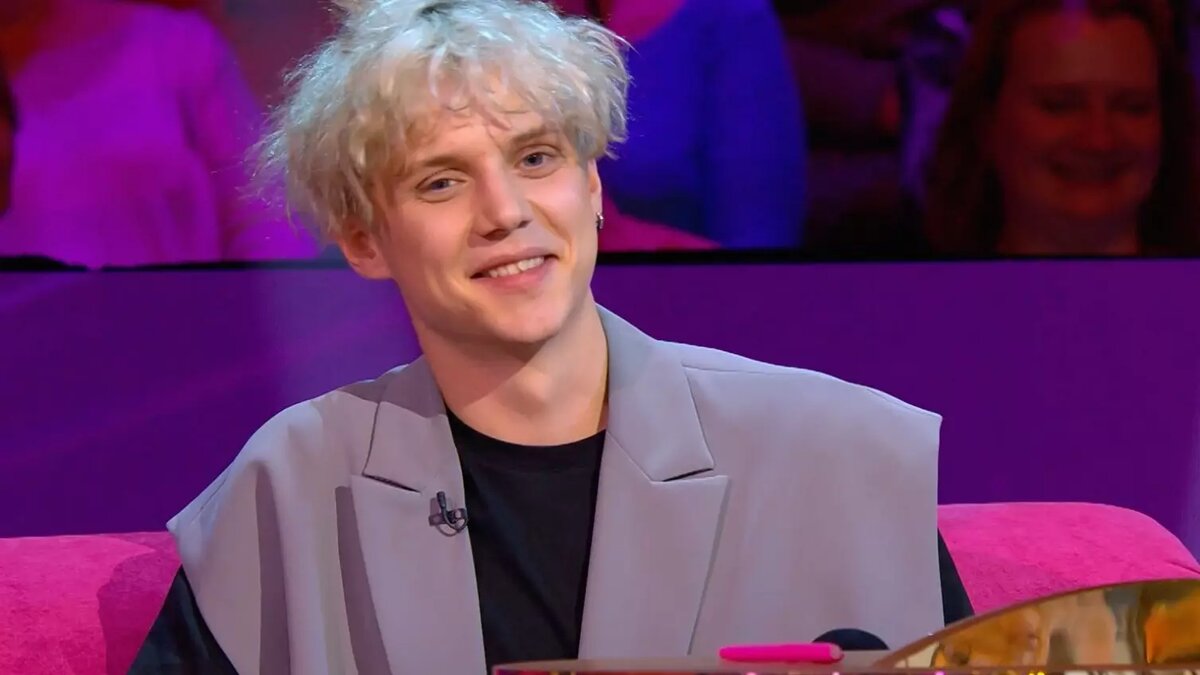     Певец Ваня Дмитриенко, который родился в Красноярске и стал популярным после хита «Венера — Юпитер», рассказал подробности начала своей музыкальной карьеры.