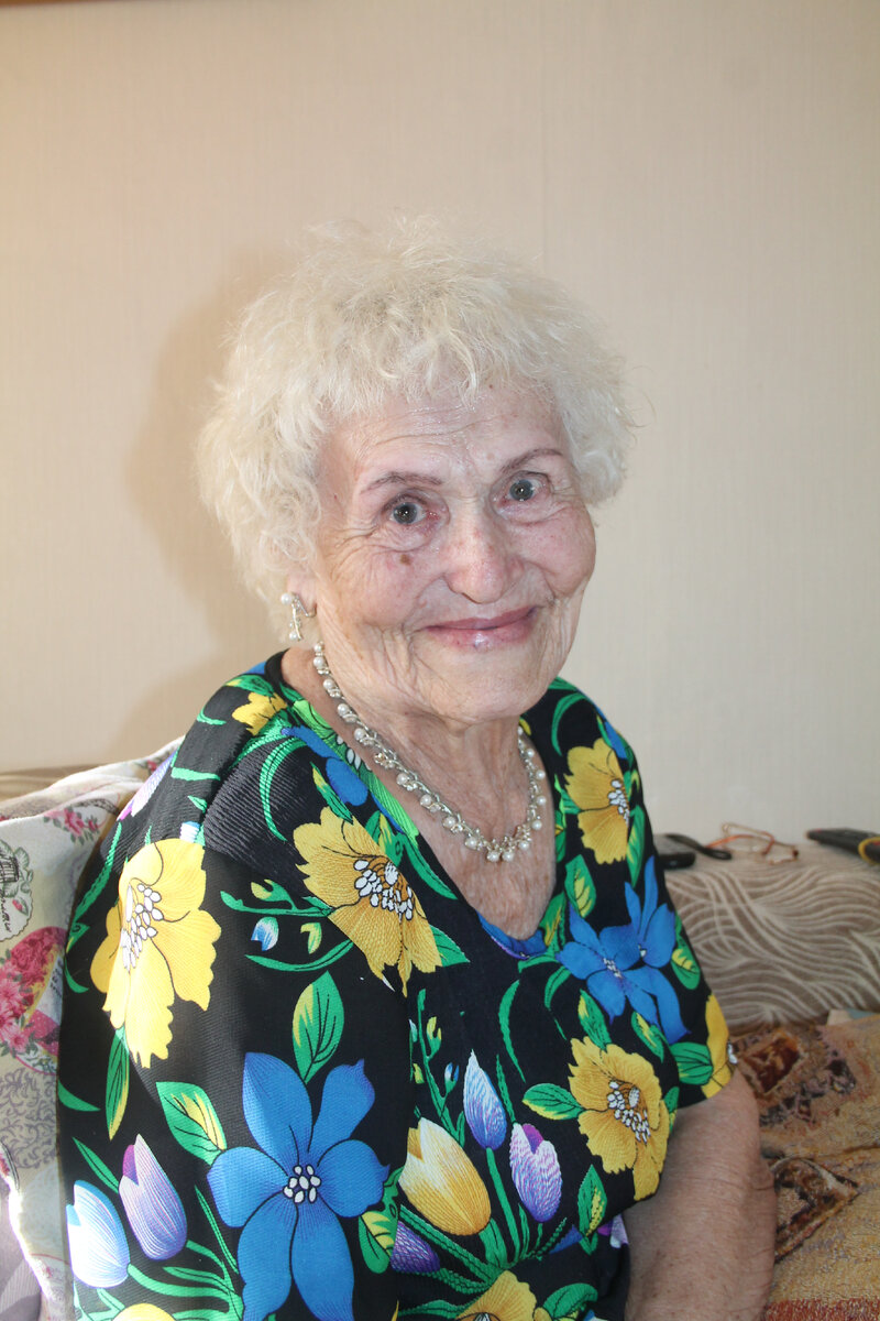 Приятная, жизнерадостная, с певучим голосом... Фото её делала при знакомстве несколько лет назад