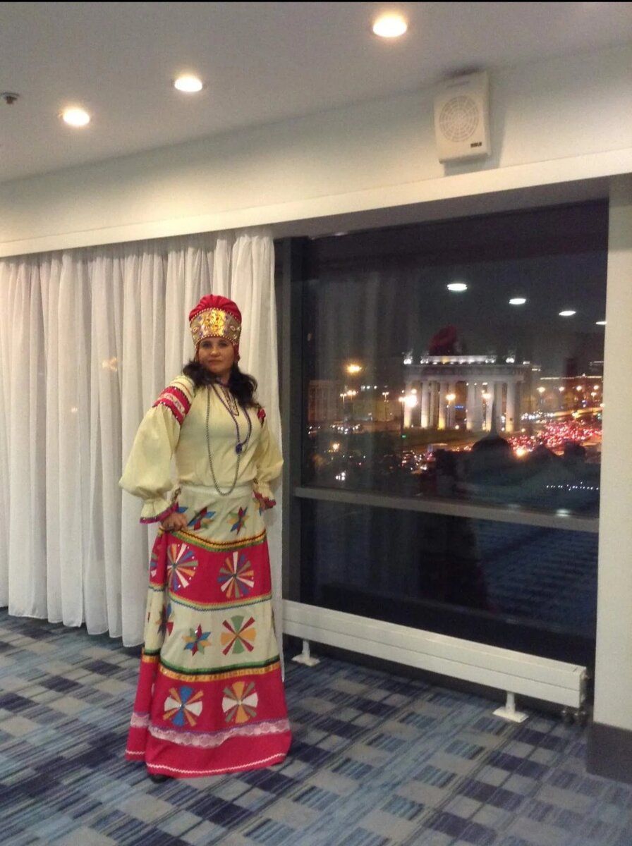 Автор в национальном костюме Тамбовской губернии на Международном конгрессе Ассоциации медсестер в Питере
