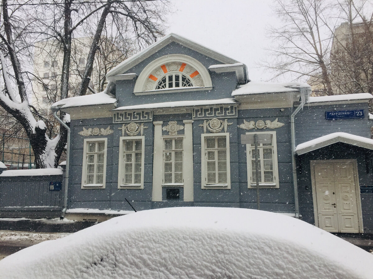 Вводная часть экскурсии прошла на улице перед домом. Крупными хлопьями повалил снег, стало волшебно. Фото автора 