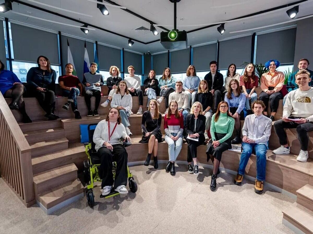    Волонтеры университета "Сириус" во время знакомства с иностранными участниками фестиваля молодежи по видеосвязи© Фото : Дмитрий Плишкин/Telegram