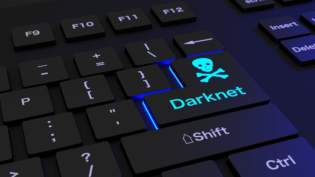 Даркнет, также известный как "Темная сеть", представляет собой часть Интернета, доступ к которой невозможен через обычные браузеры.