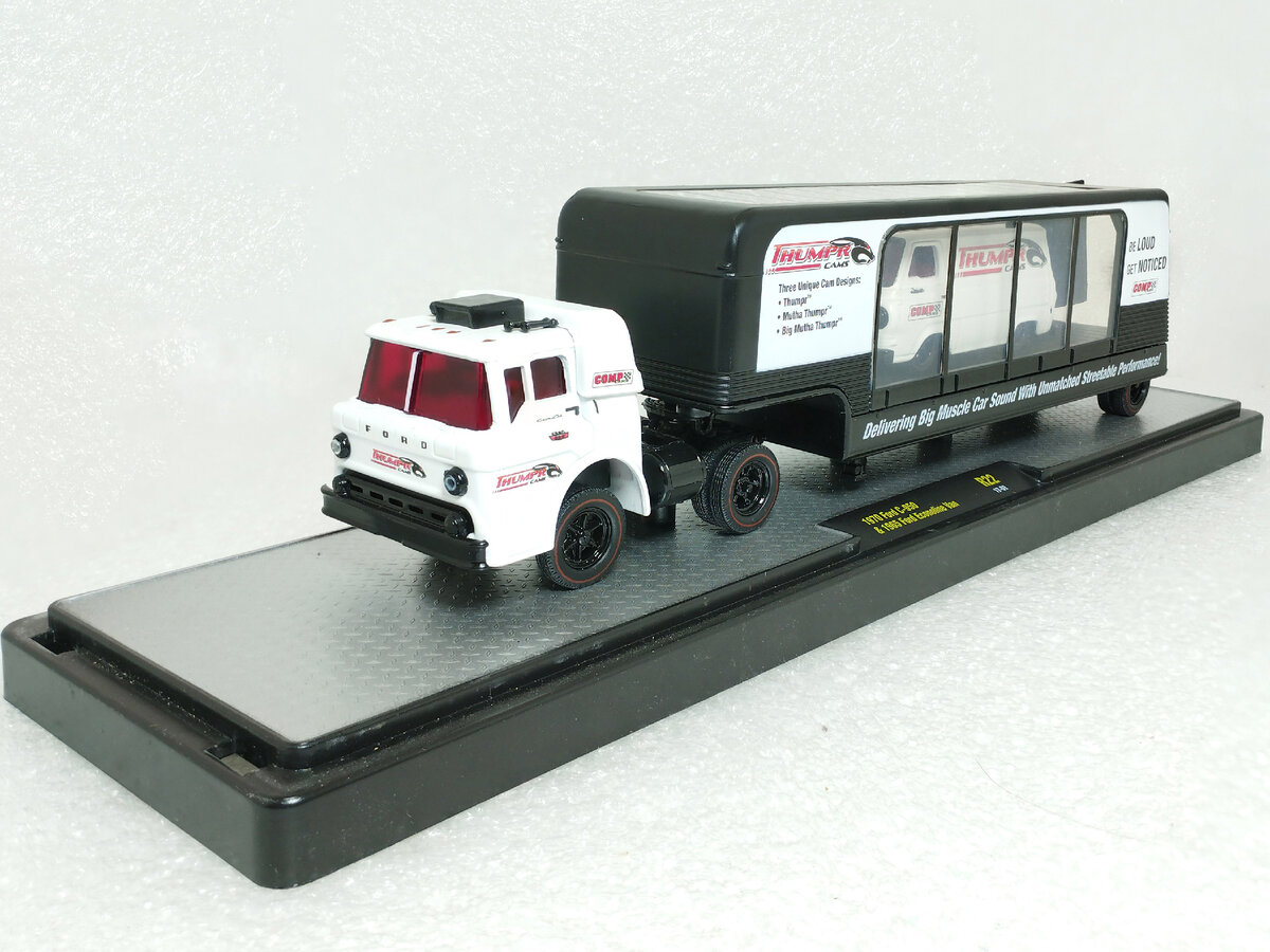 Рис. 1. Модель грузового автомобиля Ford C-950 (1970) с полуприцепом для демонстрации микроавтобуса Ford Econoline Van (1955) до восстановления