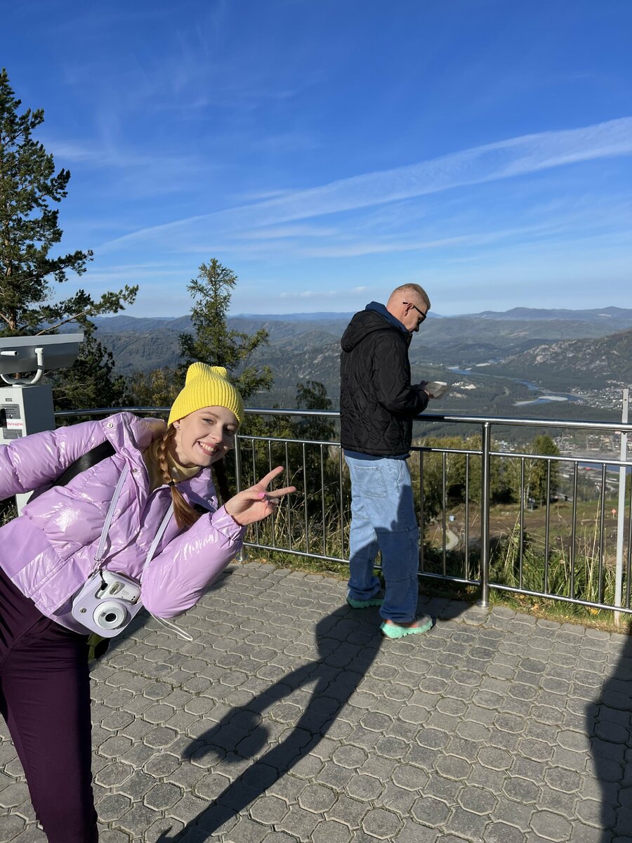 Канатная дорога на курорте Манжерок находится у подножия горы Малая Синюха. С высоты фуникулёра можно разглядеть красоты Горного Алтая: в пути открывается панорама таёжных лесов, рек, гор и озёр