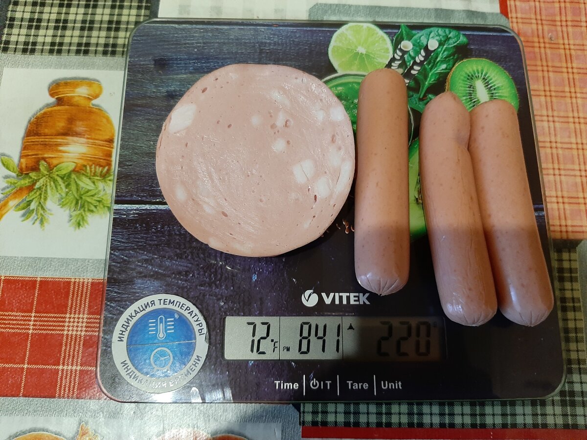    Три сосиски и кусочек колбасы