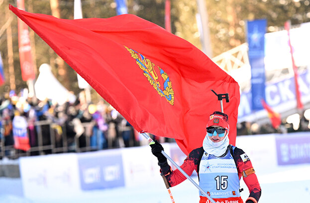    Юлия Шеллер финиширует с флагом Красноярского края.СБР
