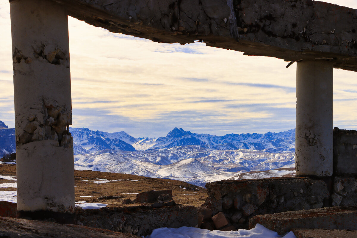 Деревня в снегу. Валяться в снегу. Зима снег. Там так спокойно снег лежит. Снег идет.