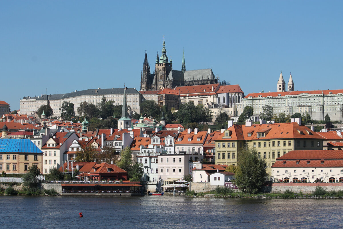 вид на Пражский град с собором Святого Вита