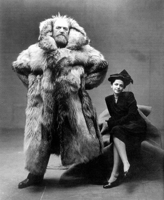 На фото Ирвина Пенна - полярный исследователь Петер Фрейхен со своей супругой, 1947 год. Изображение из свободных источников. 