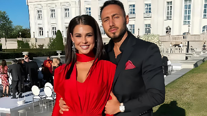 Ира Пинчук и Арай Чобанян любят отдыхать друг от друга. Фото: соцсети Иры ПинчукЭкс-участники «Дома-2» Ира Пинчук и Арай Чобанян считают, что раздельный отдых идет на пользу их семье.Бывшие участники реалити-шоу «Дома2», супруги и родители двух маленьких мальчиков Ира Пинчук и Арай Чобанян после совместного отдыха в Дубае решили отдохнуть друг от друга.В микроблоге Ирина Пинчук сообщила, что возвращается в Москву одна. Арай Чобанян продолжит тусоваться в Арабских Эмиратах еще неделю, но уже без жены.«Арай задерживается в Дубае на недельку. Я не могу этого сделать, потому что у меня есть кое-какие дела в Москве. А чуть позже я полечу с подружкой на Мальдивы. Наверное, кто-то из вас слушает и думает: «Что за ужас! Это как?». Для нас это нормально, для нас это адекватно», - поделилась Ирина Пинчук в микроблоге.Она уверена, что отдых по-отдельности только укрепляет их семью. Ирина Пинчук рассказала, что к этому они с Араем пришли не сразу. Было тяжело. Теперь же супруги спокойно отпускают друг друга проводить время в компаниях своих друзей.