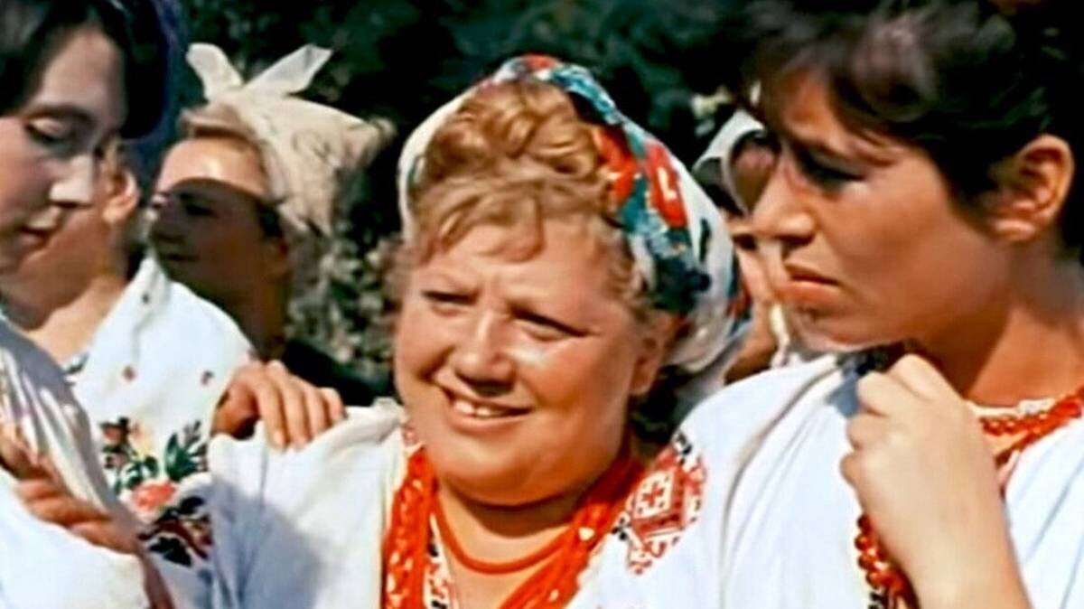    Трындычиха в исполнении Эммы Трейвас — в центре / Кадр из фильма «Свадьба в Малиновке», 1967 год