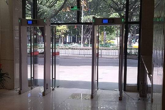    В Ступино родители не разрешают детям проходить через рамки металлоискателей в школе