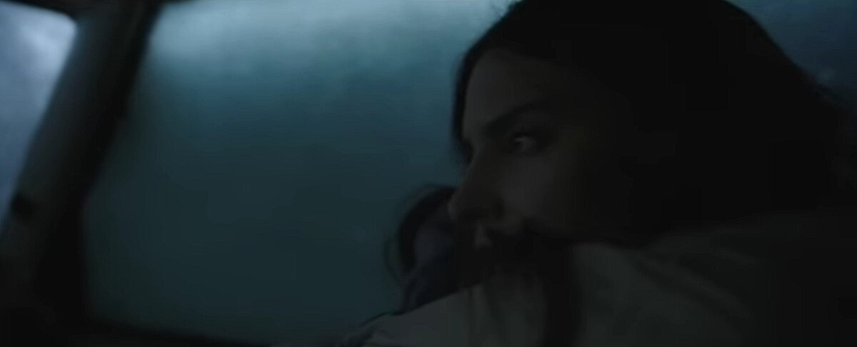 Главная героина просыпается и понимает, что их машина завалинка снегом. Скриншот фильма. "Ледяной капкан" 2020 г.