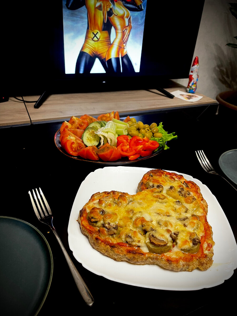 неаполитано сицилия. пицца в ресторане. итальянская пицца и паста. доставка итальянской кухни. пицца чесночный цыпленок.