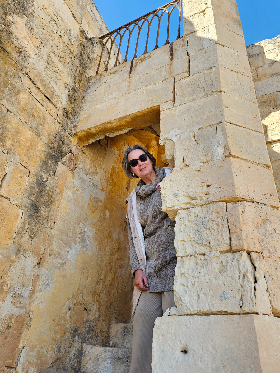 Я выглядываю из-за угла очередной редкостной руины, куда попала по стечению обстоятельств. 