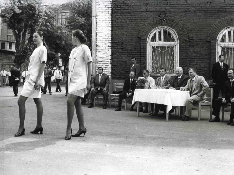 В.В. Путин (за столом слева) вместе с А.И. Бычковым, Б.Н. Ельциным и В.А. Шершуновым любуются костромскими моделями.