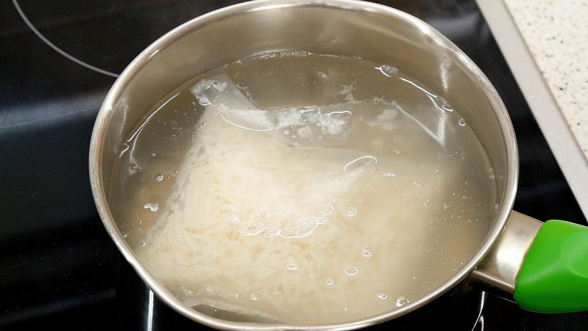 100 г любого риса варим так, как положено варить тот рис, который вы решили использовать. И варим его строго без соли, потому что вместо соли в самом конце для всего блюда мы будем использовать соевый соус. 
