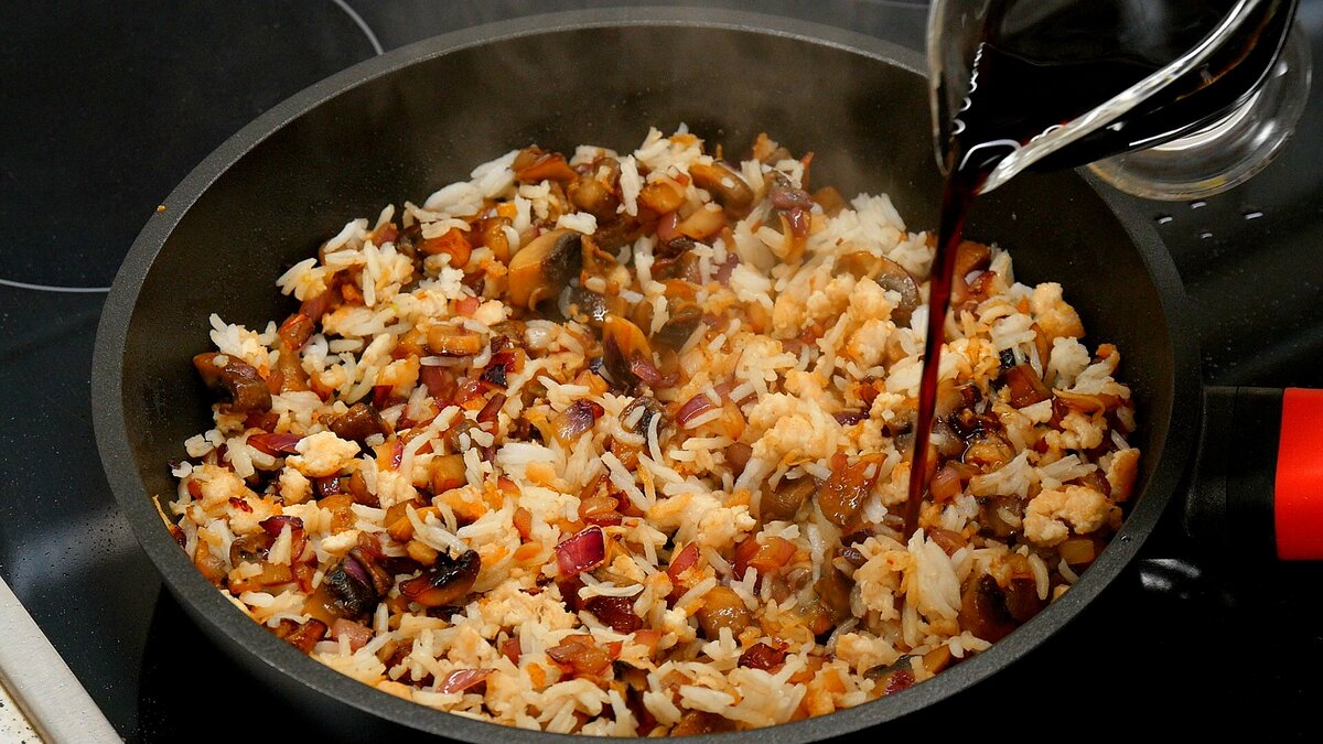 Рис с нутом и овощами. Курица в соусе терияки с кунжутом. Тефтели с рисом в томатном соусе. Приготовить рис с подливкой рецепт. Гуляш с рисом.