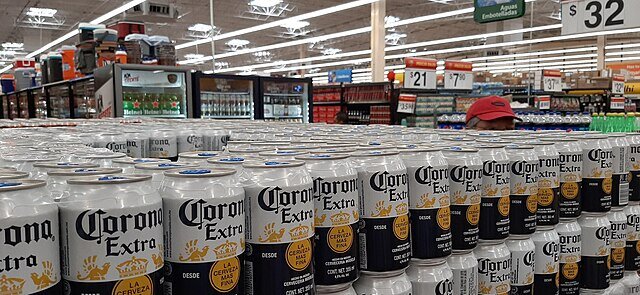 Sgroey. Банки пива Corona в Walmart в Оахаке